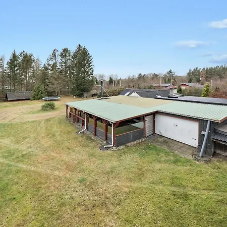 4 Bedroom Cozy In Ans By *